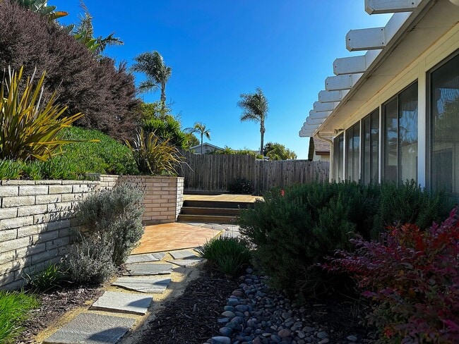 Building Photo - 3/2 house in North Clairemont! 2 car garag...