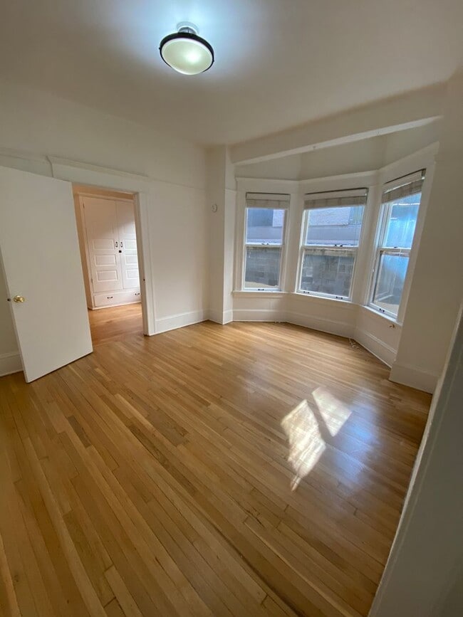 Building Photo - High Ceiling Studio Overlooking West Courtyard- Cats and Dogs Welcome!