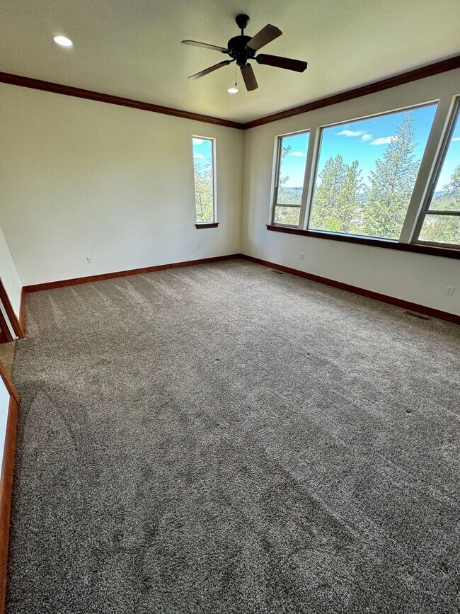 Building Photo - Stunning 4-Bedroom Home with Valley Views ...