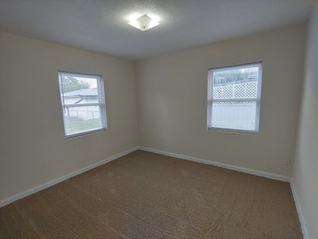Building Photo - Cute 3BR/1BA cottage with central heat & a...