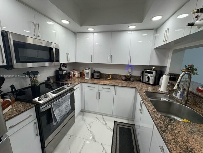Building Photo - 901 SW 138th Ave