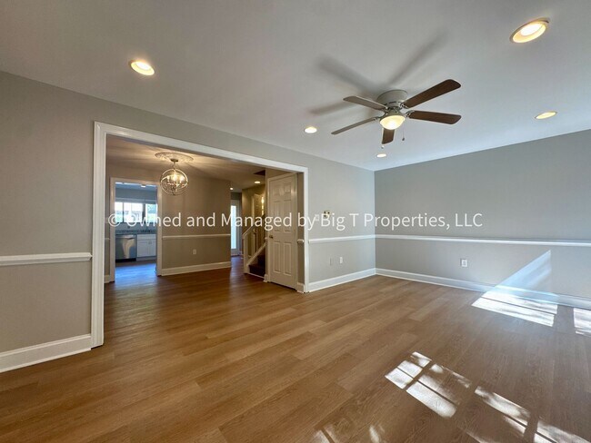 Building Photo - Beautifully updated huge townhouse in Wood...