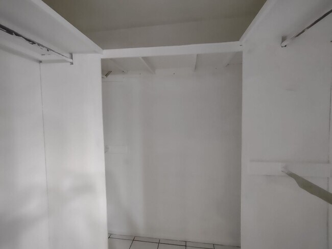 Building Photo - Large Updated 4 Bedroom Home Off University