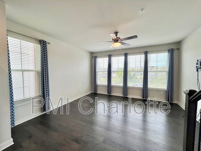 Building Photo - 240 Parkwood Ave