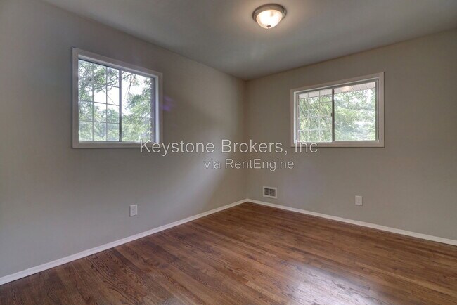 Building Photo - 1387 Willow Dr