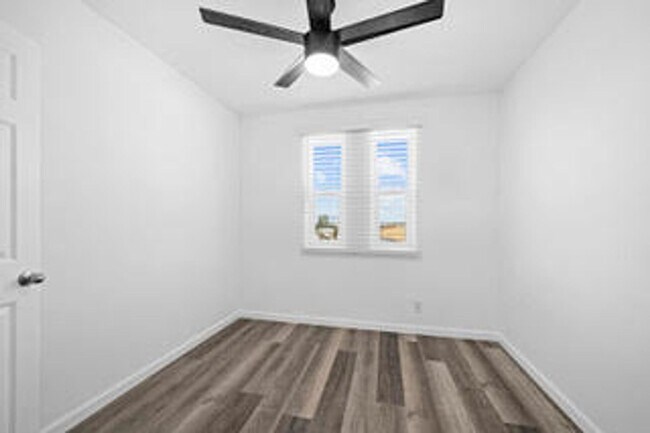 Building Photo - 2136 Drescher St