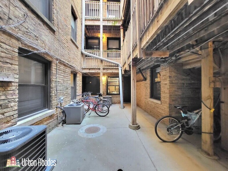 Building Photo - 1446 W Byron St