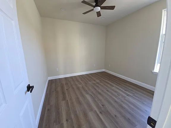 Building Photo - Cozy, comfortable and large living space for a family