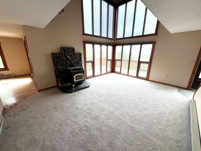 Building Photo - Pet Friendly 5 Bed 3 Bath Single Family Ho...