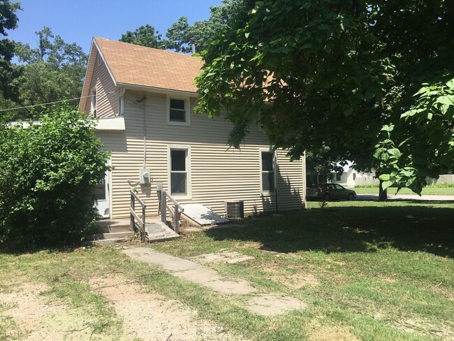 Building Photo - $1100 - 3 bed 1 bath - Single Family Home