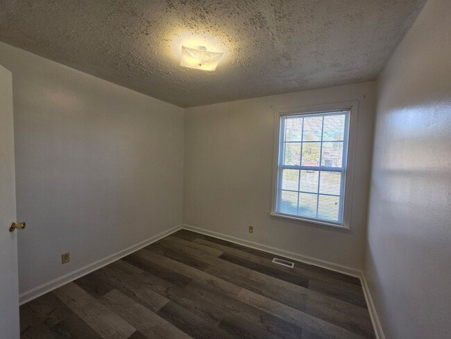 Building Photo - Charming 3-Bedroom Home with Spacious Back...