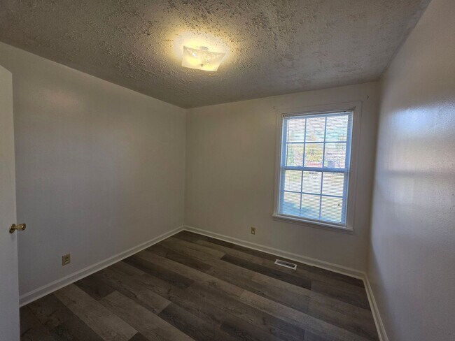 Building Photo - Charming 3-Bedroom Home with Spacious Backyard & Modern Amenities