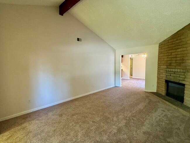 Building Photo - 2/2 duplex in Fair Oaks