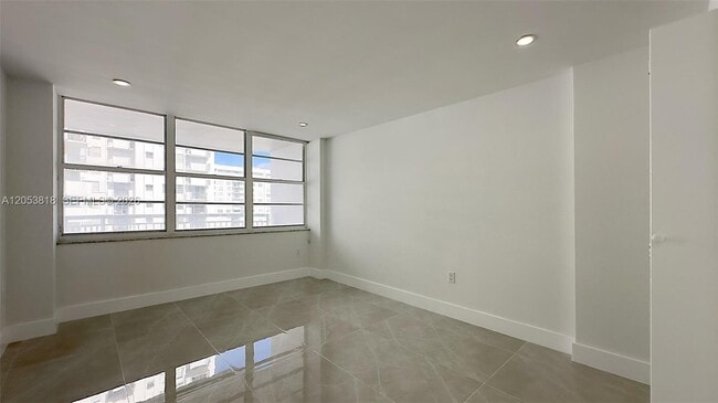 Building Photo - 18051 Biscayne Blvd