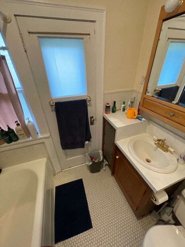 Building Photo - 2021-2023 E 6th St