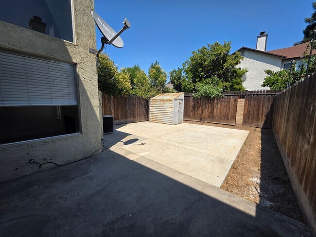 Building Photo - 3 bedroom condo w/2 car garage!