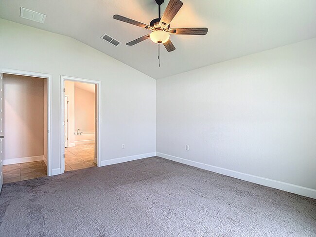 Building Photo - Welcome in to this beautiful Unfurnished -...