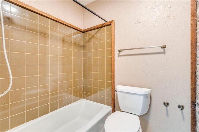 Building Photo - 904 Willow Creek Cir