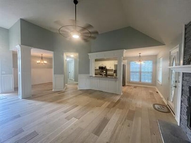 Building Photo - 3 bedroom 1 bath home with a basement and ...