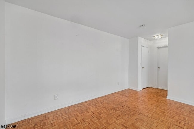 Building Photo - 135 S Maple Ave