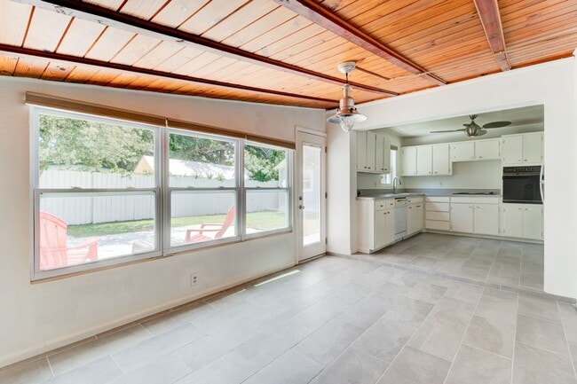 Building Photo - 2/1 Ormond Beachside Bungalow