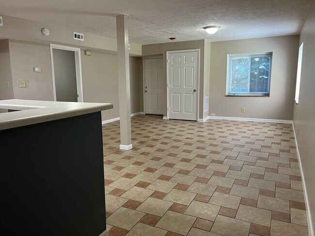 Building Photo - 464 E Red Bud Rd