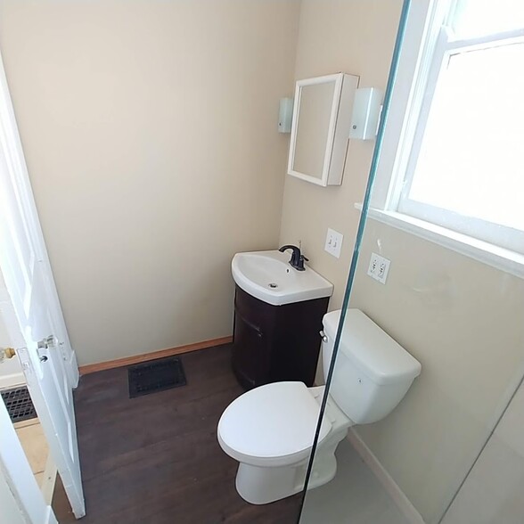 Building Photo - 559 E Epworth Ave