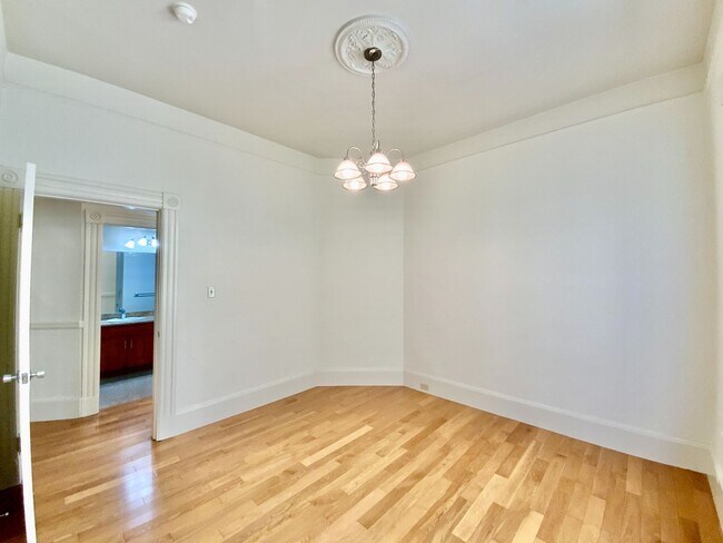 Building Photo - Full Floor Flat. PARKING! IN-UNIT LAUNDRY!...