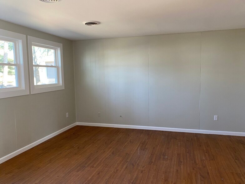 Building Photo - 1603 Queens Way