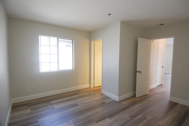 Building Photo - 142 W Marquita