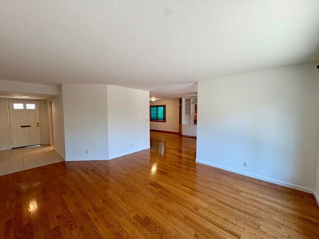 Building Photo - 3057 Carleton Pl