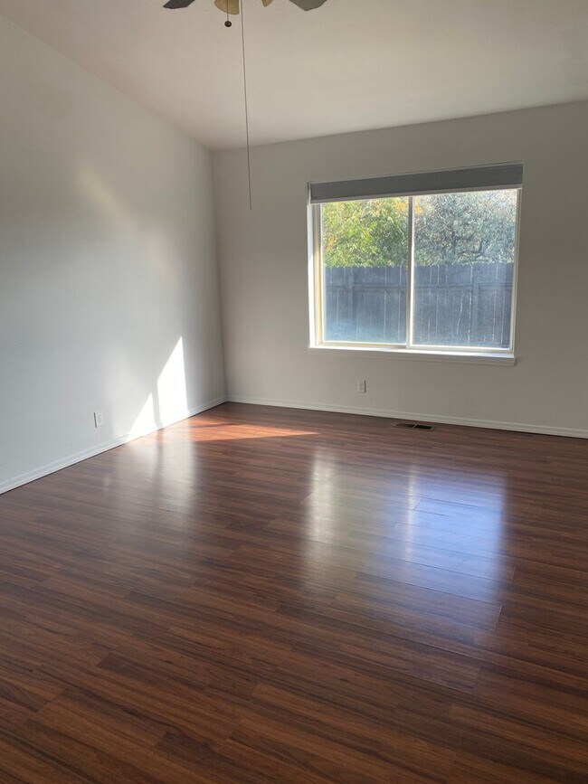 Building Photo - Beautiful Home in The Cove West Community
