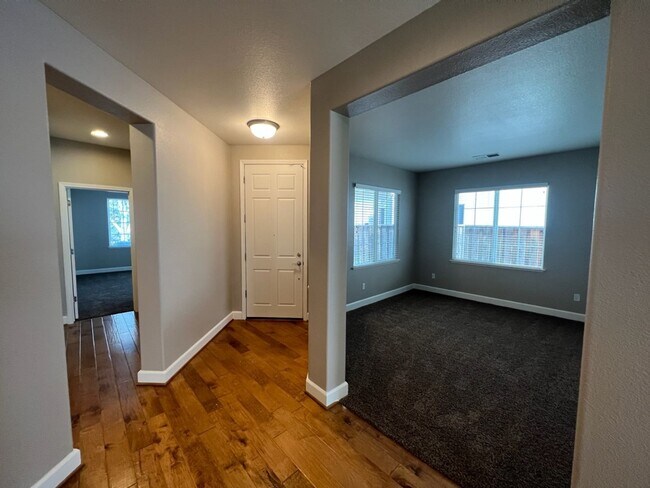 Building Photo - 4 bedroom home with 3 car garage in Patterson!