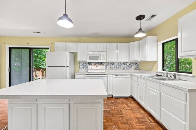 Building Photo - 322 Whispering Oaks Dr
