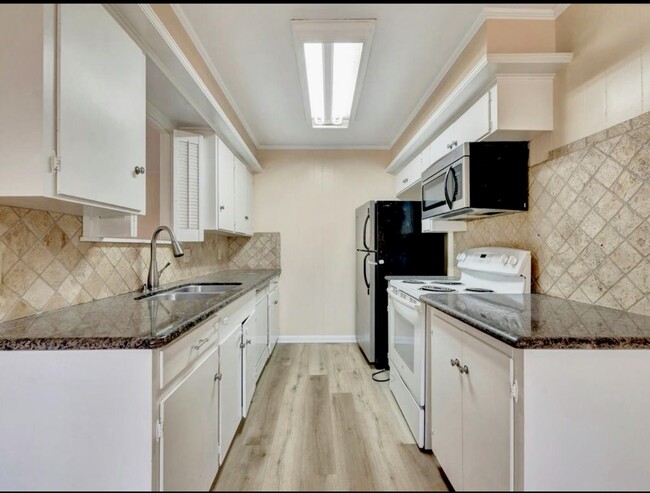Building Photo - 1529 Shelton Dr