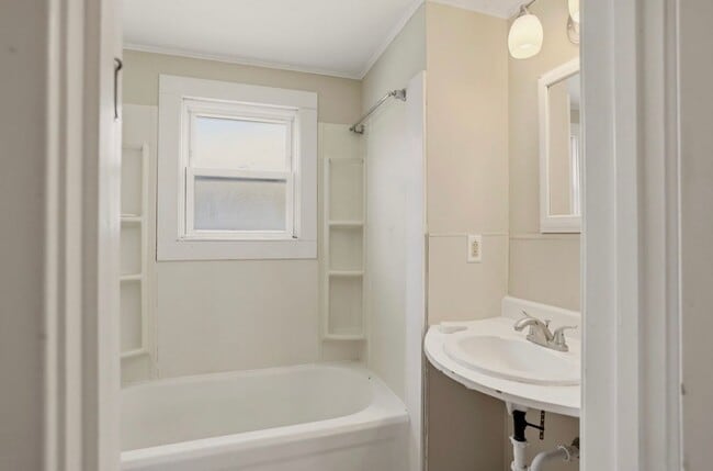 Building Photo - 916 S Webster St