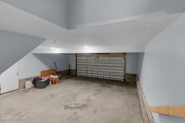 Building Photo - 907 Port Royal Ct