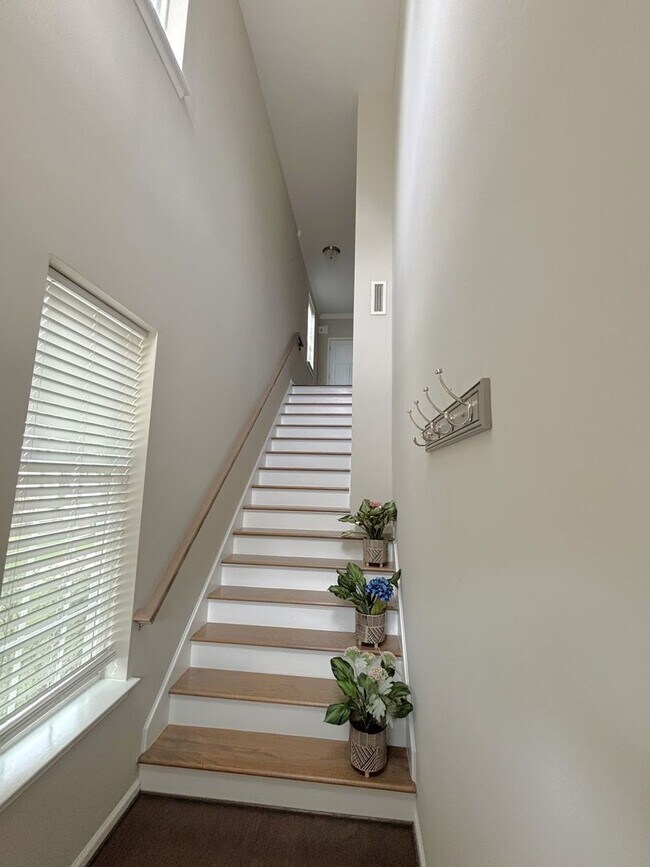 Building Photo - Marketing title- 4 bedroom/ 3 bathrooms- The Promenade at John Tyler