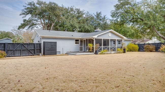 Building Photo - 3 Bedroom 3 Bath House in Parish Place - M...