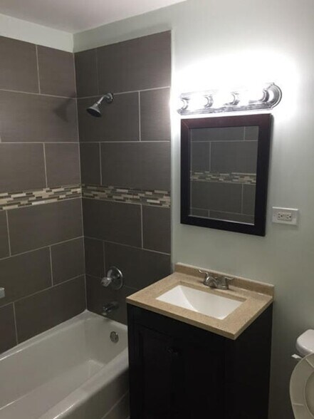 Building Photo - 7632 S Stewart Ave