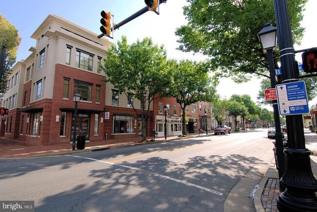 Building Photo - 5903 Mt Eagle Dr