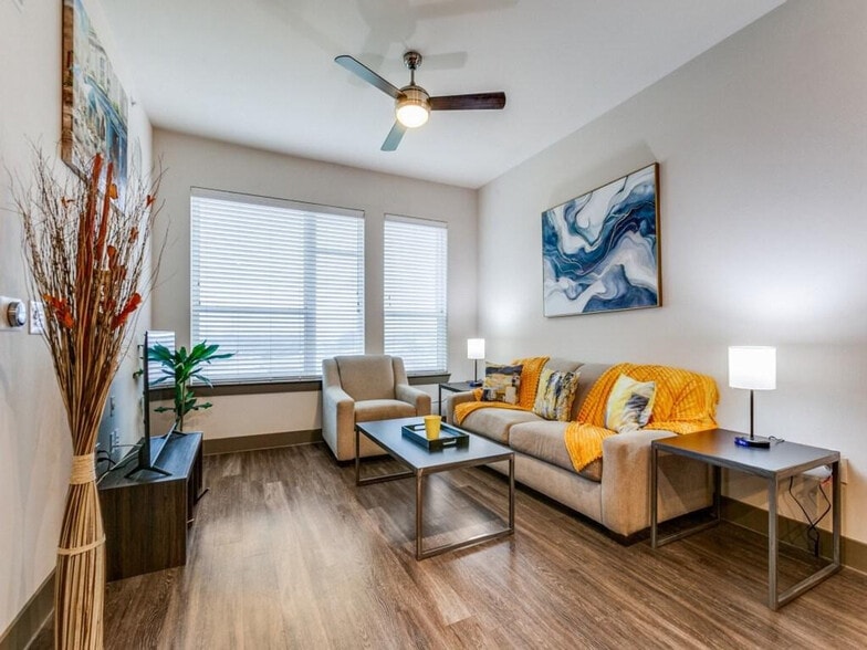Primary Photo - 125 W CityLine Dr