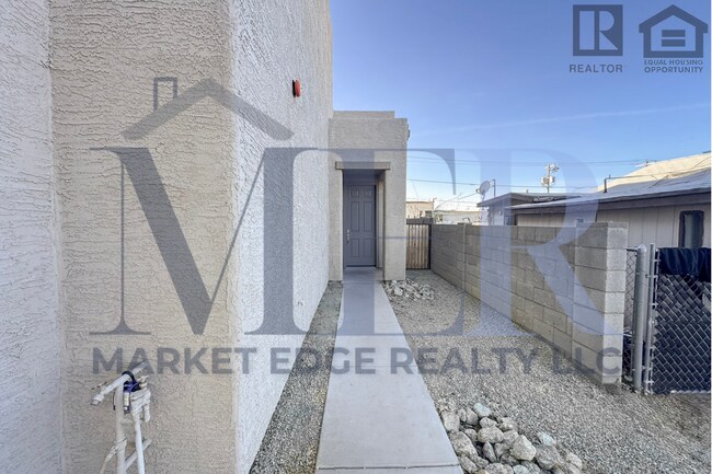 Building Photo - 3Bed/2.5Bath Townhouse at 7th St/Hatcher! Move-In Ready on 04/09/2026! -- NO HOA! ALL TILE FLOORING!