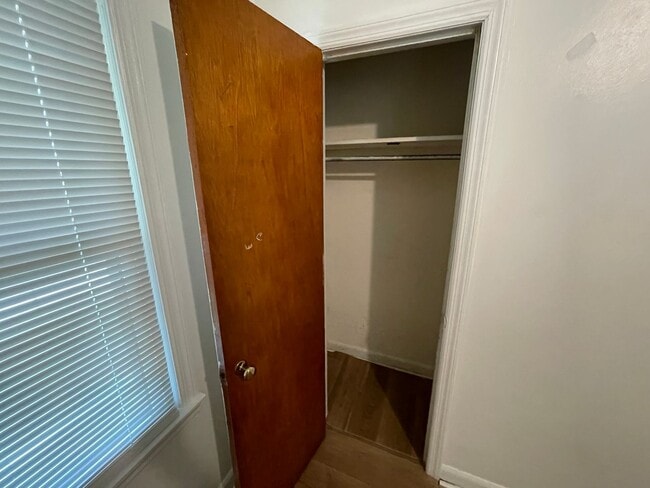 Building Photo - 3 bedroom 1 bathroom house available