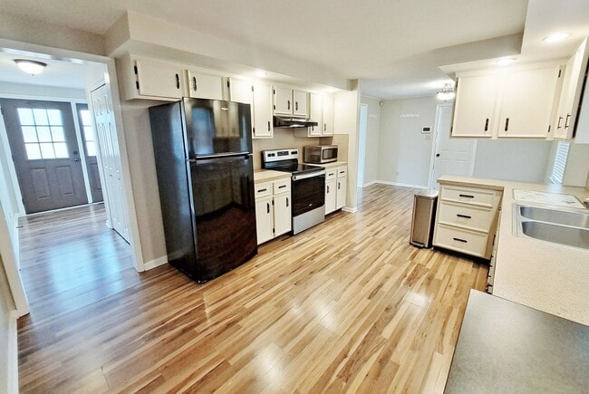 Building Photo - 3 Bed / 1-1/5 Bath Single Family Home w/Attached 2-Car Garage