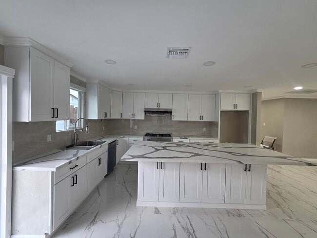 Building Photo - 52641 Avenida Martinez