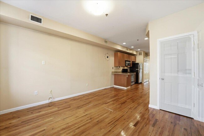 Building Photo - 129 Willow Ave