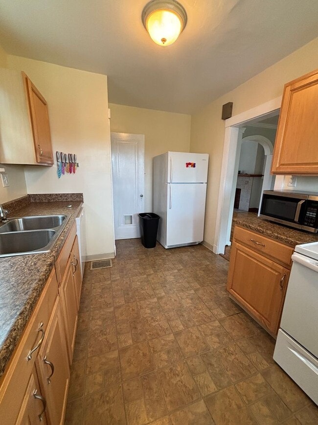 Building Photo - 3 Bedroom Home - Brookline!
