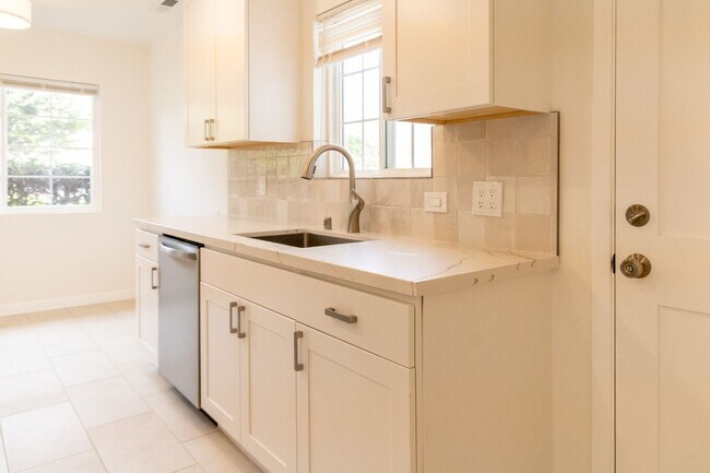 Building Photo - 1000-1006 Tilton