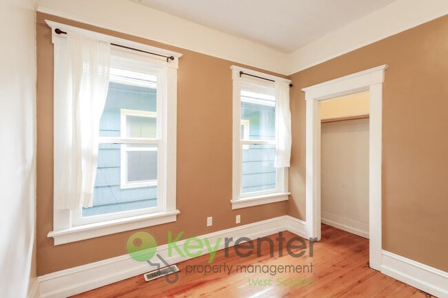 Building Photo - Spacious and Stylish 3 Bedroom in Prime Location